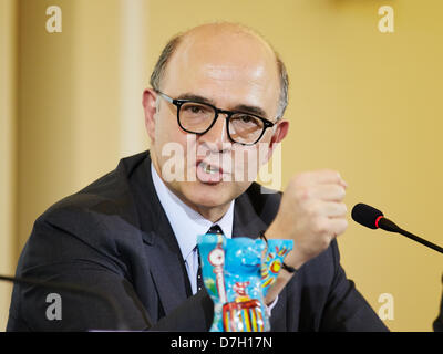 Berlin, Allemagne. 7 mai 2013. Une conférence de presse a lieu au Ministère fédéral des Finances à Berlin à l'occasion du 25e anniversaire de la relation franco-allemande du Conseil économique et financière avec la participation de l'allemand le ministre fédéral des Finances, Wolfgang Schäuble, le président de la Bundesbank, Jens Weidmann, le ministre de l'économie, des finances et du commerce extérieur, Pierre Moscovici et le président de la Banque de France Christian Noyer. Sur la photo : Ministre de l'économie, des finances et du commerce extérieur, Pierre Moscovici, parle à la presse à Berlin. Banque D'Images