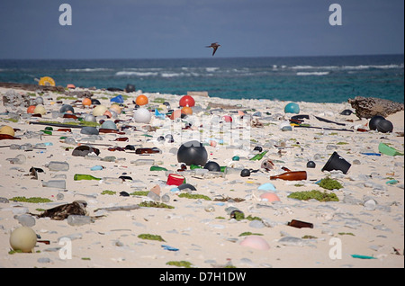 Le plastique et les débris marins échoués sur la plage sur l'île Laysan 14 septembre 2009 dans les îles hawaïennes National Wildlife Refuge. Banque D'Images
