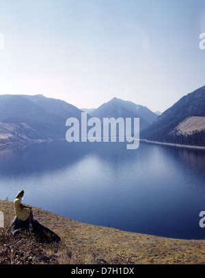 Cette photographie du lac Wallowa, prise par Ralph Gifford juste au-dessus de la route, capture la beauté pittoresque du bassin de la Grande ronde en Oregon. L'image, qui fait partie de la collection photographique Gifford, met en valeur le paysage naturel et les eaux tranquilles de la région. Banque D'Images