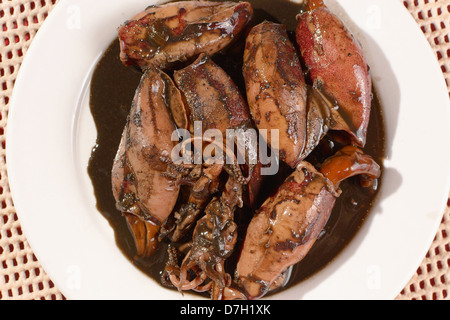 Assiette de petits calmars sautés mijotée dans la sauce soja et le vinaigre, de l'angle de vue de haut. Banque D'Images