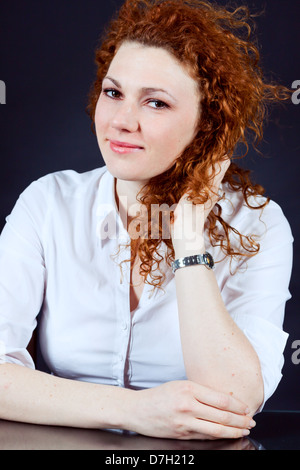 Young redhead woman portrait emotion noir ob Banque D'Images