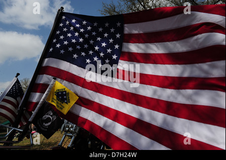 Les funérailles du vétéran de la seconde Guerre mondiale William A. Barnes ont eu lieu au Lakewood Memorial Park, avec les Patriot Guard Riders en hommage. Barnes, un membre distingué de la Garde côtière américaine, est connu pour son service pendant la seconde Guerre mondiale. La cérémonie a été organisée par les Affaires extérieures du 8e district. Banque D'Images