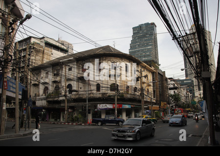 Vieux bâtiment classique sur rue dans Bang Rak , Bangkok , Thaïlande Banque D'Images