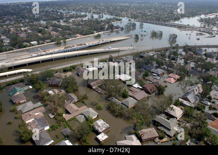 Vue aérienne de l'inondation massive causée par l'Ouragan Katrina l'immerge les quartiers et la voirie 30 Août, 2005 à New Orleans, LA. Banque D'Images