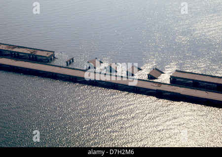 Vue aérienne de sections de l'Est de l'envergure de la I-10 causeway après avoir enlevé leurs amarres et dans le lac à cause des vents et des eaux de l'ouragan Katrina le 20 septembre 2005 à New Orleans, LA. Banque D'Images