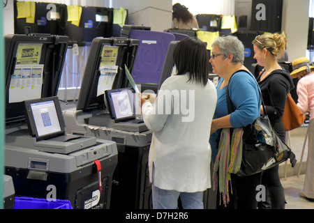 Miami Beach Florida,Hôtel de ville,bâtiment,élection présidentielle,vote par anticipation pour le président,résidents,électeurs,homme hommes,femme femmes,hispanique Blac Banque D'Images