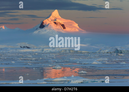 Coucher de soleil / Lever du soleil comme nous voyageons en dessous du Cercle Antarctique, l'Antarctique. Banque D'Images