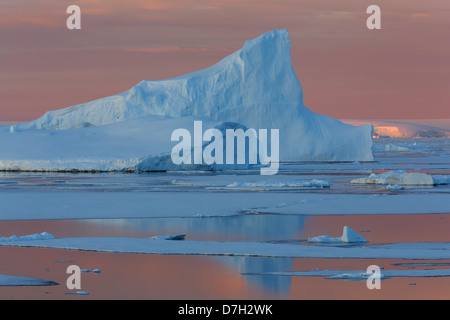 Coucher de soleil / Lever du soleil comme nous voyageons en dessous du Cercle Antarctique, l'Antarctique. Banque D'Images