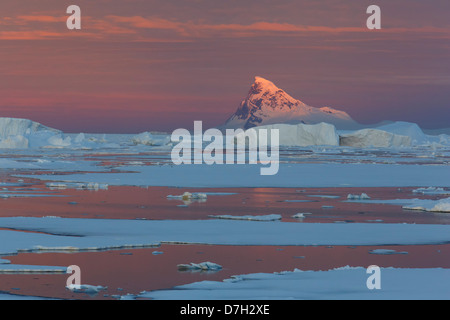 Coucher de soleil / Lever du soleil comme nous voyageons en dessous du Cercle Antarctique, l'Antarctique. Banque D'Images