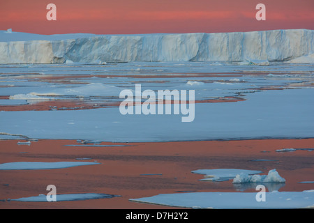 Coucher de soleil / Lever du soleil comme nous voyageons en dessous du Cercle Antarctique, l'Antarctique. Banque D'Images