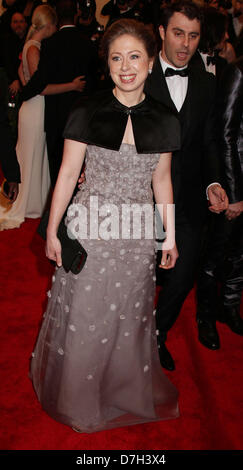 6 mai 2013 - New York, New York, États-Unis - Chelsea Clinton occupe le Costume Institute gala bénéfice célébrant l'ouverture "PUNK : Chaos à couture' eu lieu au Metropolitan Museum of Art (crédit Image : ©/ZUMAPRESS.com) Kaszerman Nancy Banque D'Images