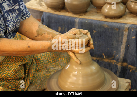 Jeter à la main sur la poterie à roue fait Thai style pot Banque D'Images