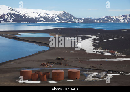 Vestiges de l'Hektor Station baleinière norvégienne et de l'abandonné la base B, Whaler's Bay, île de la déception, de l'Antarctique Banque D'Images