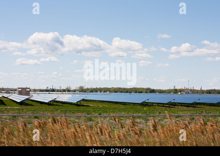 Acres de terres agricoles couverts de panneaux solaires, à cette grande échelle ferme solaire à Sarnia, Ontario, Canada. Banque D'Images