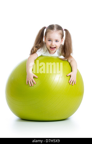 Kid girl s'amusant avec ballon de gymnastique isolé Banque D'Images