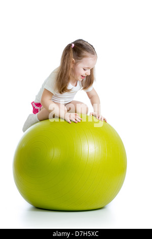 Kid girl s'amusant avec ballon de gymnastique isolé Banque D'Images