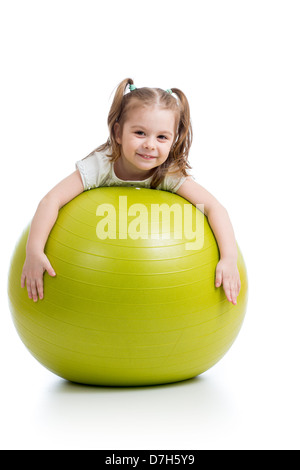 Kid girl s'amusant avec ballon de gymnastique isolé Banque D'Images