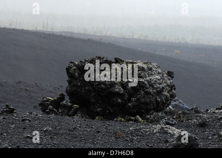 Neige sur le volcan Tiatia rochers noirs sur l'île de Kunashir. La Russie, Îles Kouriles du sud Banque D'Images