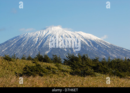 Neige fraîche sur le volcan Tiatia à la côte de l'océan Pacifique sur l'île de Kunashir. La Russie, Îles Kouriles du sud Banque D'Images