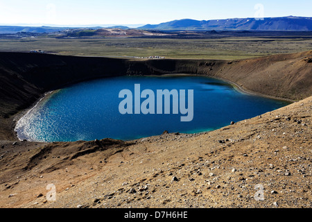 Cratère Krafla rempli d'eau, de l'Islande Myvatn Banque D'Images