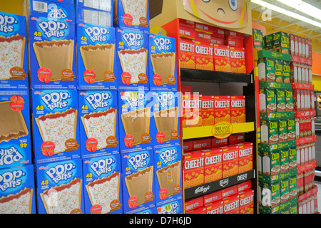 Miami Florida,Walmart Big-Box,rabais,shopping shopper shoppers magasins marché marchés marché achats vente, magasin de détail magasins d'affaires bus Banque D'Images