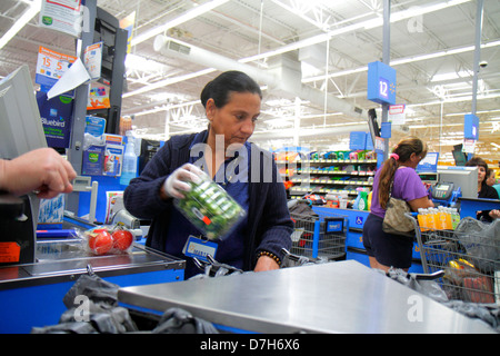 Miami Florida,Walmart,remise,shopping shopper shoppers magasins marché marchés achats vente,magasin de détail commerces, entreprises, Banque D'Images