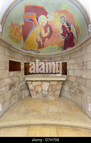 Autel latéral dans l'Abbaye de la Dormition, Jérusalem, décoré d'un triptyque de cuivre de décharge basse Banque D'Images