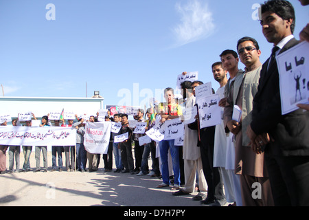 Les étudiants de l'Université d'Herat à l'appui des forces de sécurité afghanes pour la guerre frontalière de l'Afghanistan et le Pakistan Banque D'Images