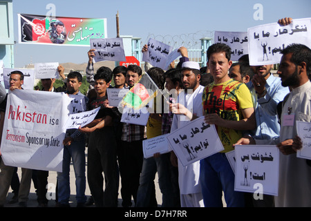 Les étudiants de l'Université d'Herat à l'appui des forces de sécurité afghanes pour la guerre frontalière de l'Afghanistan et le Pakistan Banque D'Images