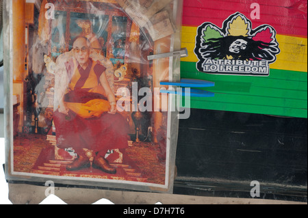 Un tableau de bord de culte au Dalaï Lama et Bob Marley dans un bus de montagne, Leh-Ladakh. L'Inde. Banque D'Images