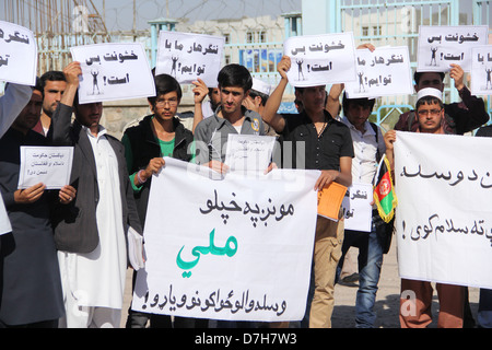 Les étudiants de l'Université d'Herat à l'appui des forces de sécurité afghanes pour la guerre frontalière de l'Afghanistan et le Pakistan Banque D'Images