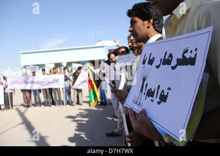 Les étudiants de l'Université d'Herat à l'appui des forces de sécurité afghanes pour la guerre frontalière de l'Afghanistan et le Pakistan Banque D'Images