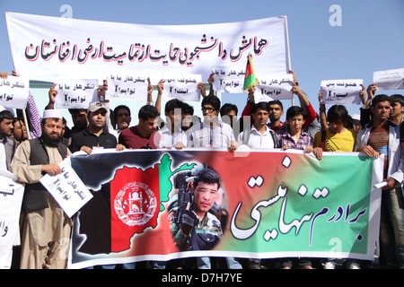 Les étudiants de l'Université d'Herat à l'appui des forces de sécurité afghanes pour la guerre frontalière de l'Afghanistan et le Pakistan Banque D'Images