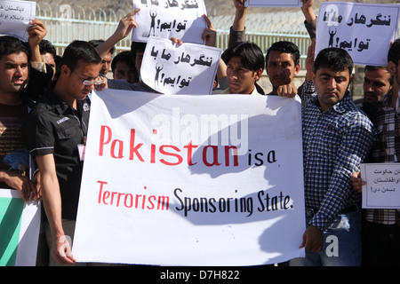 Les étudiants de l'Université d'Herat à l'appui des forces de sécurité afghanes pour la guerre frontalière de l'Afghanistan et le Pakistan Banque D'Images