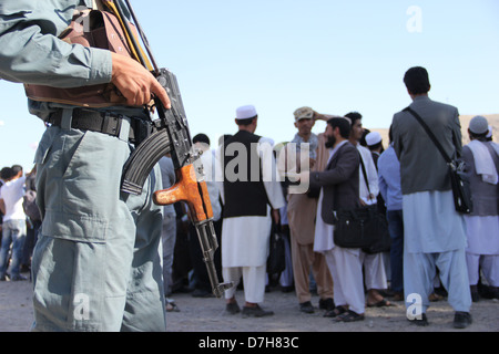 Une police afghane à assurer la sécurité , les étudiants de l'Université d'Herat à l'appui des forces de sécurité afghanes pour la guerre de frontière d'Afg Banque D'Images