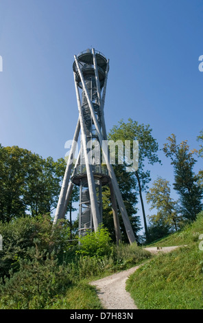 La tour du Schlossberg sur le sommet du Schlossberg, une colline près de Freiburg im Breisgau (Allemagne) Banque D'Images