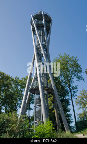 La tour du Schlossberg sur le sommet du Schlossberg, une colline près de Freiburg im Breisgau (Allemagne) Banque D'Images