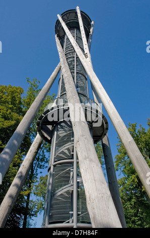 La tour du Schlossberg sur le sommet du Schlossberg, une colline près de Freiburg im Breisgau (Allemagne) Banque D'Images