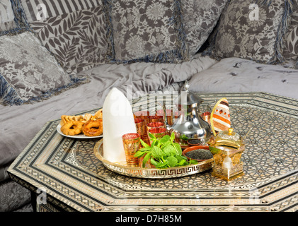 Cône de sucre traditionnelle et pâtisserie marocaine ramadan sur table à thé Banque D'Images