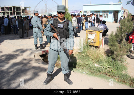 Une police afghane à assurer la sécurité , les étudiants de l'Université d'Herat à l'appui des forces de sécurité afghanes pour la guerre de frontière d'Afg Banque D'Images