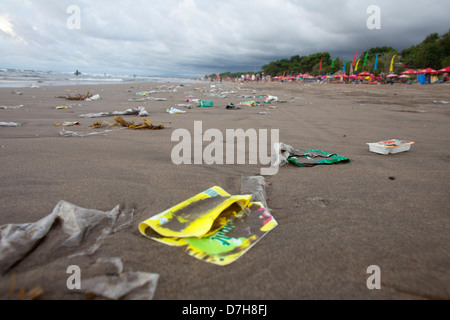 Les déchets plastiques à la mer de Bali. Banque D'Images