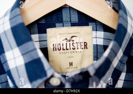 ILLUSTRATION - une chemise de la marque lifestyle Hollister est photographié à Hanovre, Allemagne, 03 avril 2013. Photo : Julian Stratenschulte Banque D'Images