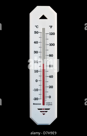 Celsius et Fahrenheit alcool dans la lecture du thermomètre 18ºC 64ºF isolé sur fond noir Banque D'Images