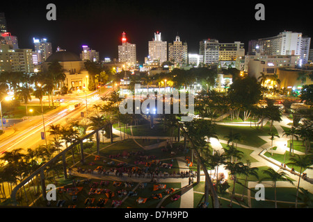 Miami Beach Florida,17th Street,New World Center,New World Symphony,America’s Orchestra Academy,Frank Gehry,Upper Terrace,View,pelouse,public Wallcast Banque D'Images