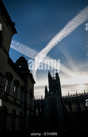 Jet des traînées de vapeur dans une croix diagonale au-dessus de l'abbaye de Bath, Somerset, Royaume-Uni Banque D'Images