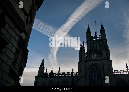 Jet des traînées de vapeur dans une croix diagonale au-dessus de l'abbaye de Bath, Somerset, Royaume-Uni Banque D'Images