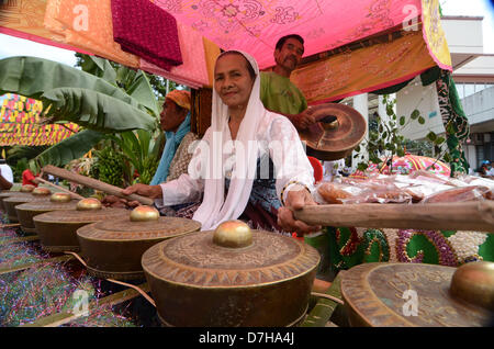 Sarangani Province, Philippines. 8 mai 2013. Rosita Ongklang,55 (C), Heliopetes Mislamama,60 (L), le Roi Sabiwang,56 (R) jouer le musilcal kulingtang "Instrument de bronze'. Un siècle d'âge 'Kulintang' a été joué dans Binuyugan fest célébration dans le cadre de la célébration de l'histoire de Maitum ville dans la province de Sarangani. Un 'kulintang' est un instrument de musique faite par le bronze pour produire un son utilisation par différents peuples musulmans. Credit : Eli Ritchie Tongo / Alamy Live News Banque D'Images