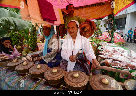 Sarangani Province, Philippines. 8 mai 2013. Rosita Ongklang,55 (C), Heliopetes Mislamama,60 (L), le Roi Sabiwang,56 (R) jouer le musilcal kulingtang "Instrument de bronze'. Un siècle d'âge 'Kulintang' a été joué dans Binuyugan fest célébration dans le cadre de la célébration de l'histoire de Maitum ville dans la province de Sarangani. Un 'kulintang' est un instrument de musique faite par le bronze pour produire un son utilisation par différents peuples musulmans. Credit : Eli Ritchie Tongo / Alamy Live News Banque D'Images