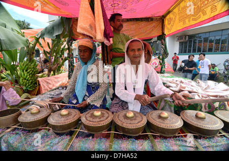 Sarangani Province, Philippines. 8 mai 2013. Rosita Ongklang,55 (R), Mislamama Heliopetes,60 (L), le Roi Sabiwang,56 (C) jouer le musilcal kulingtang "Instrument de bronze'. Un siècle d'âge 'Kulintang' a été joué dans Binuyugan fest célébration dans le cadre de la célébration de l'histoire de Maitum ville dans la province de Sarangani. Un 'kulintang' est un instrument de musique faite par le bronze à son utilisation par différents peuples musulmans. Credit : Eli Ritchie Tongo / Alamy Live News Banque D'Images