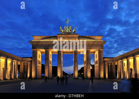 La porte de Brandebourg à Berlin dans la nuit Banque D'Images